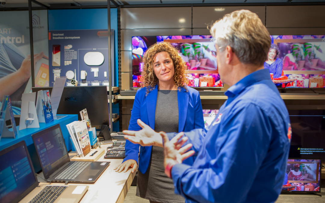 Afbeelding | Collega’s of leidinggevende en medewerker in gesprek-2