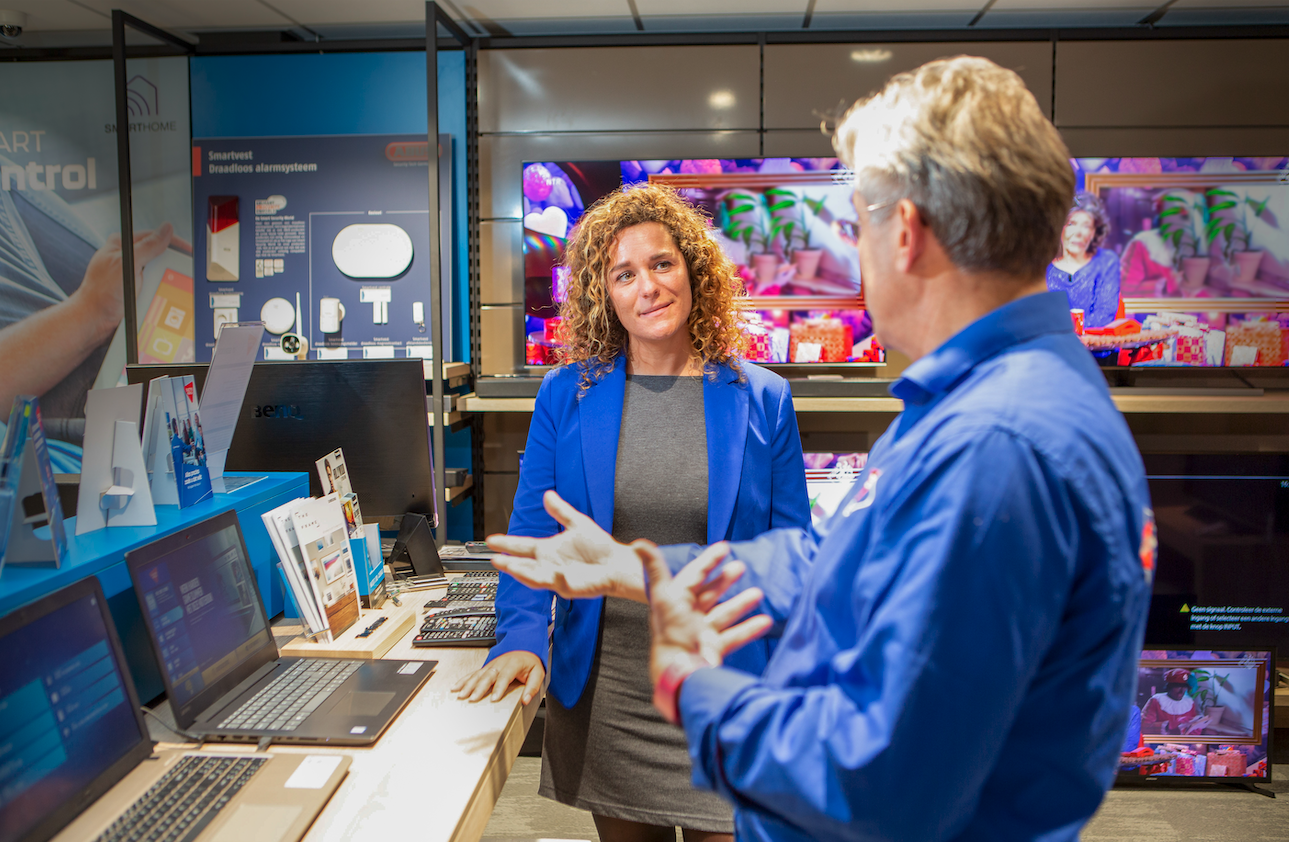 Afbeelding | Collega’s of leidinggevende en medewerker in gesprek-2